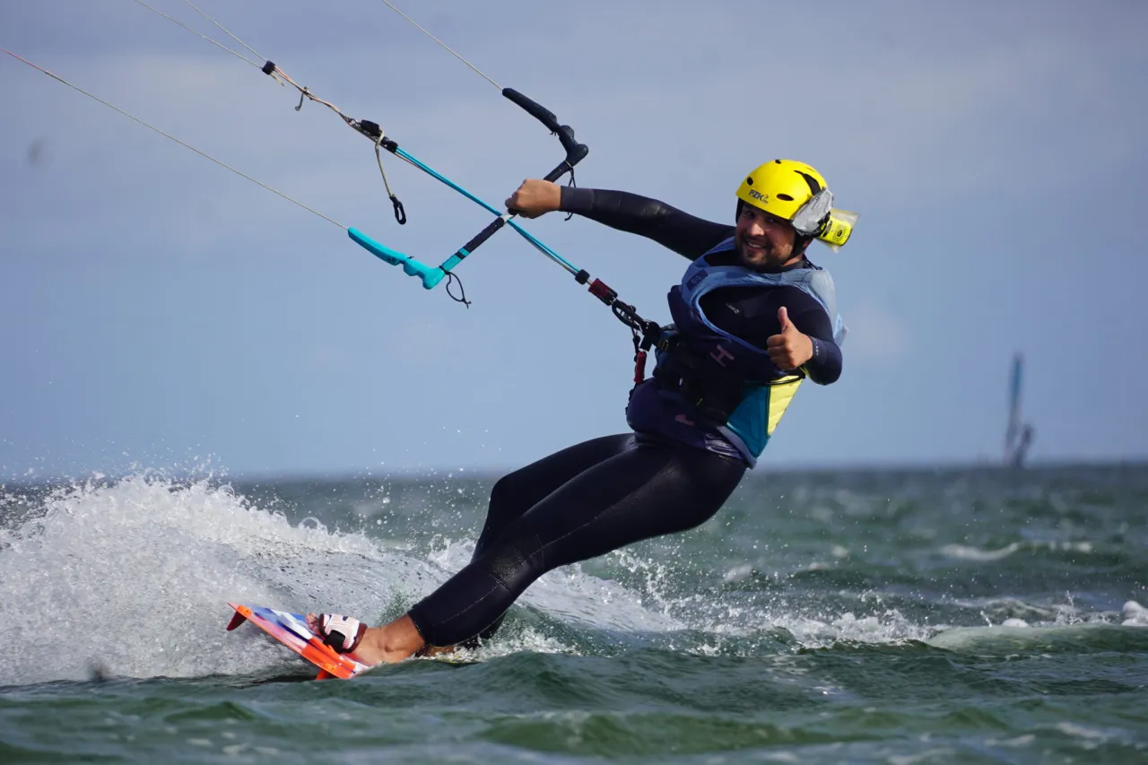 Zdjęcie Jak zacząć kitesurfing: kluczowe informacje dla początkujących sportowców