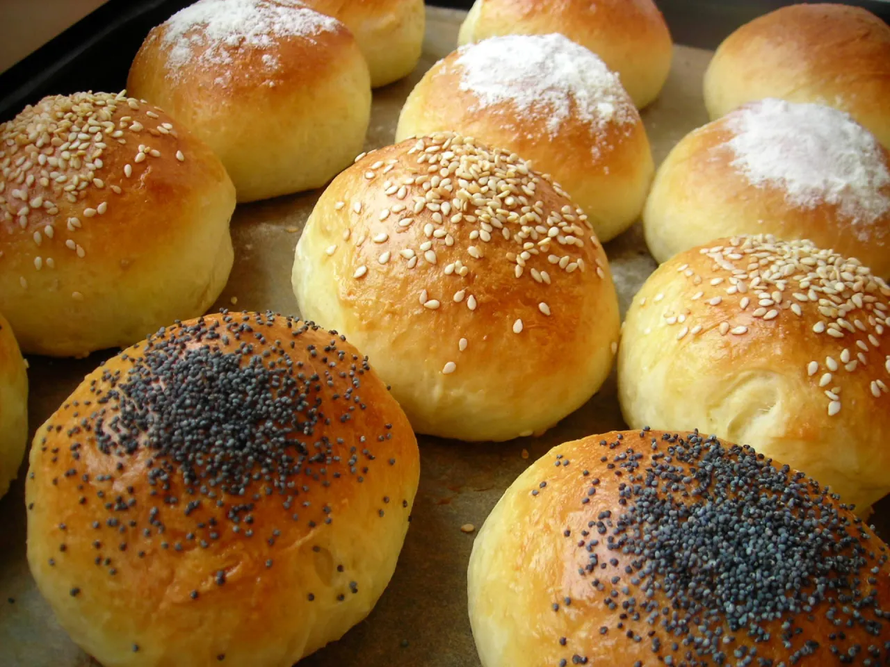Zdjęcie Jak podgrzać bułki do hamburgerów z Biedronki, aby były idealne?