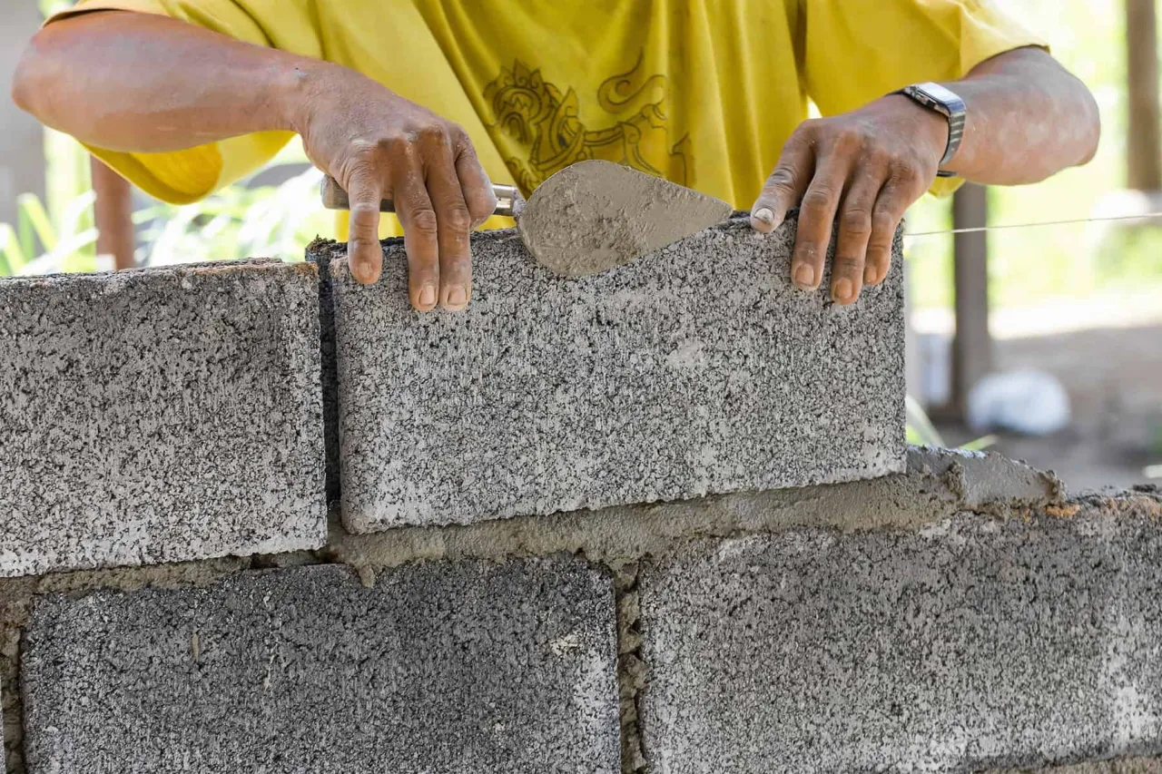 Zdjęcie Jaką zaprawą murować bloczki betonowe, by uniknąć problemów z fundamentami?