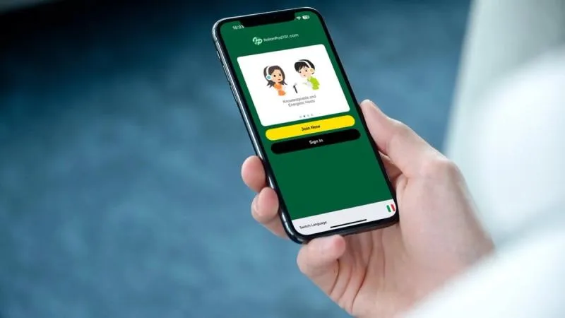 Osoba ucząca się włoskiego z aplikacją na telefonie