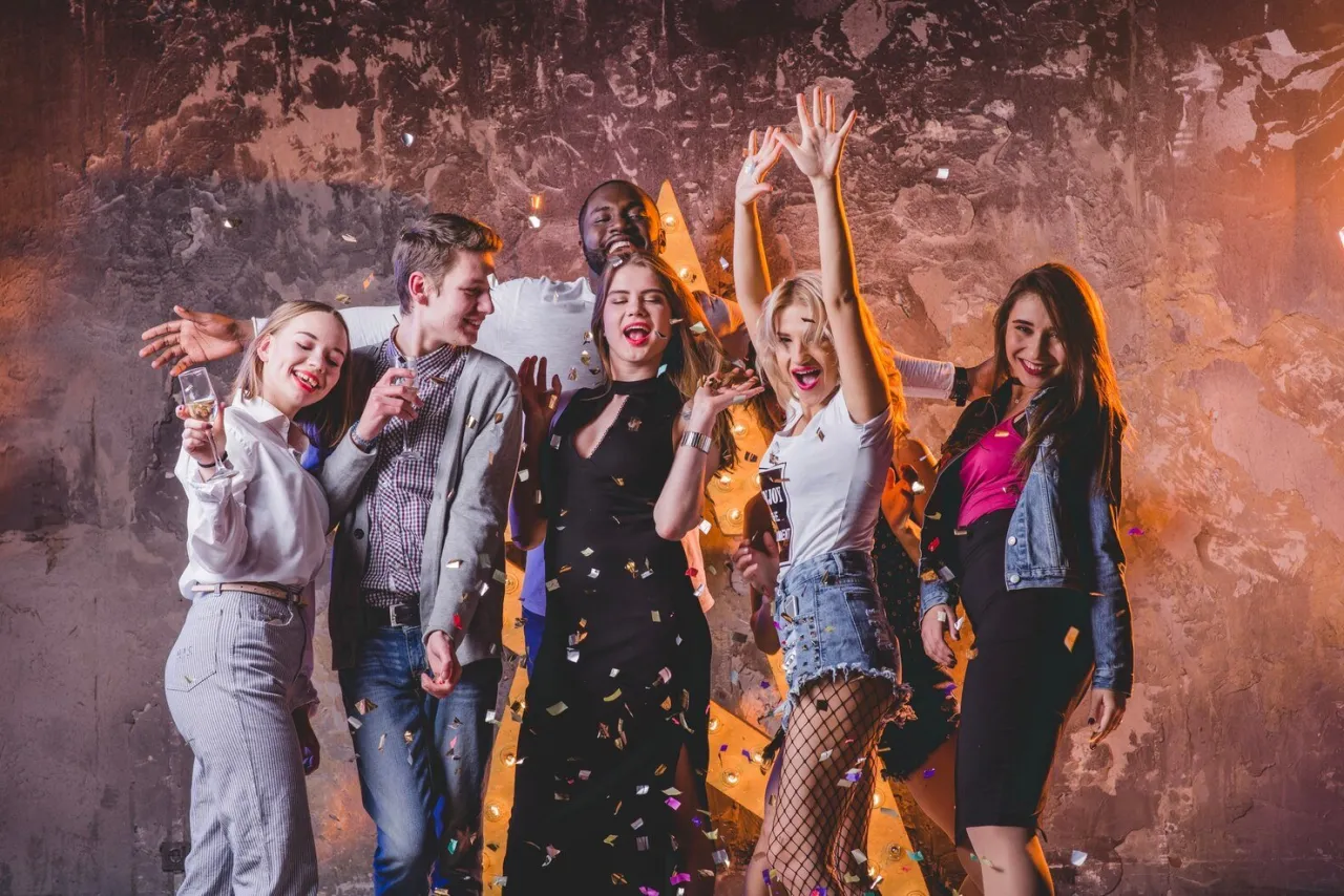 Modne buty i torebki na imprezę do klubu