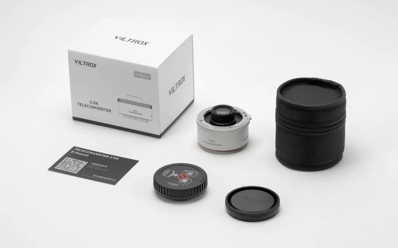 Zestaw Viltrox telekonwerter 2.0X E-mount z pudełkiem, instrukcją i pokrowcem.
