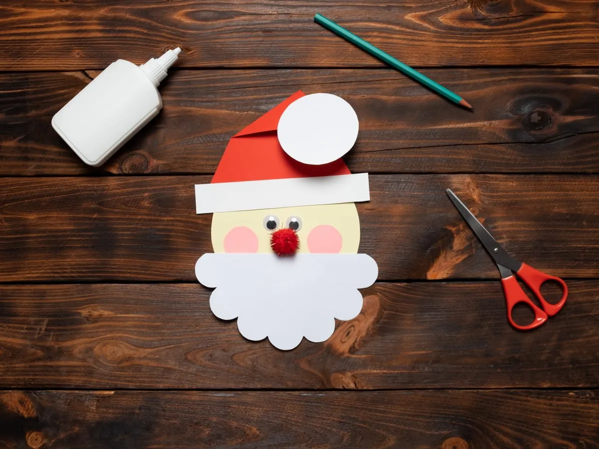 Jak zrobić kartkę świąteczną z Mikołajem? Potrzebne: klej, nożyczki, oł&oacute;wek, papier. Zr&oacute;b własnego Mikołaja!