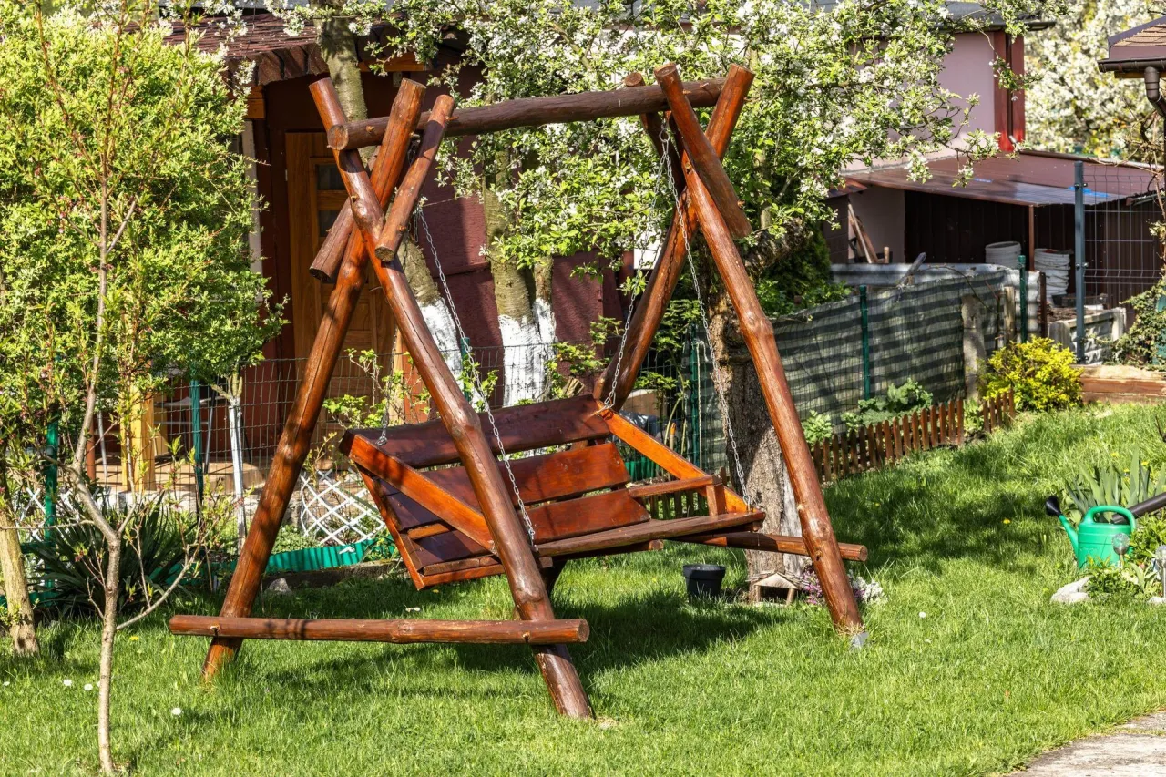huśtawka ogrodowa wolnostojąca vs zawieszona na drzewie