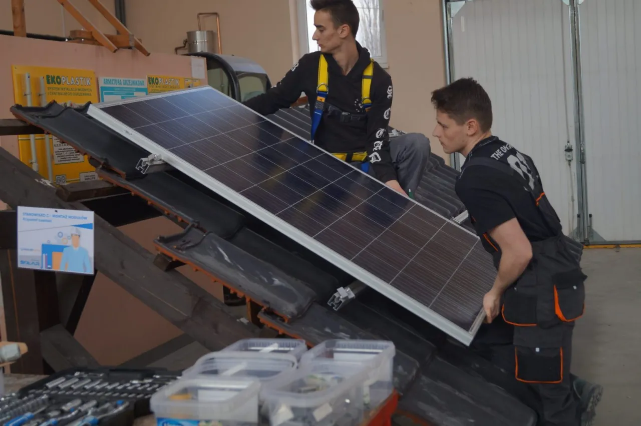 technik oze praca montaż fotowoltaiki
