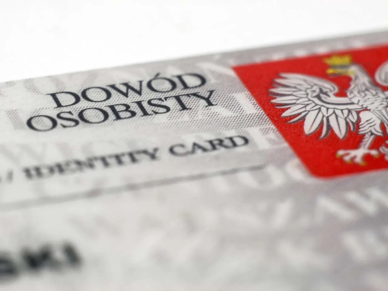 Dowód osobisty z godłem Polski. Czy do zameldowania w hotelu potrzebny jest dowód osobisty? Tak, jest to dokument tożsamości.