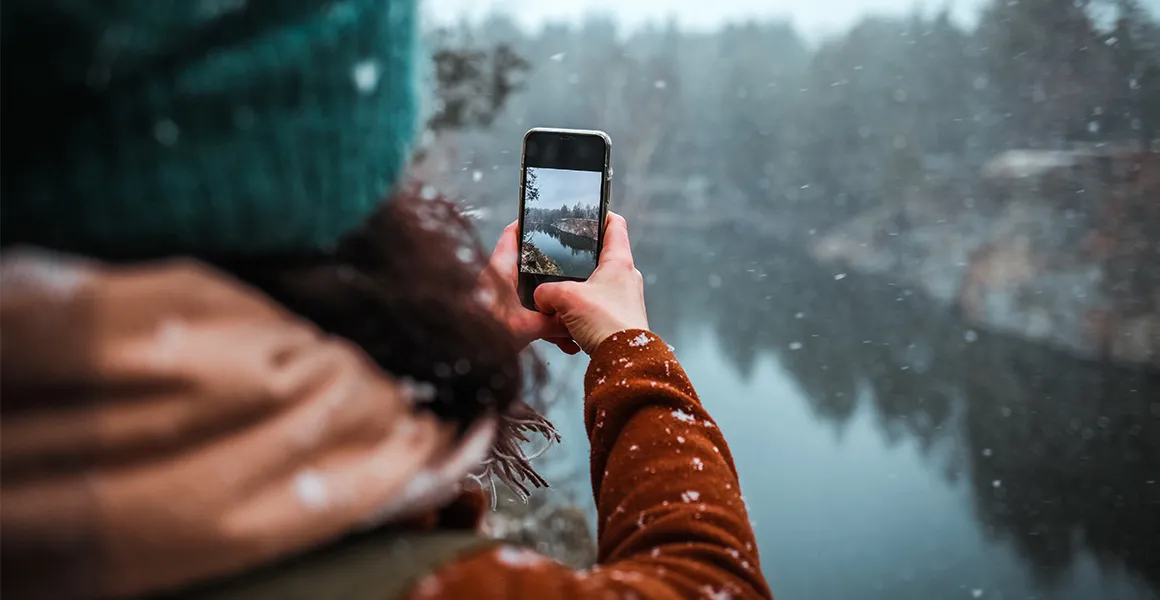 osoba robiąca zdjęcie smartfonem