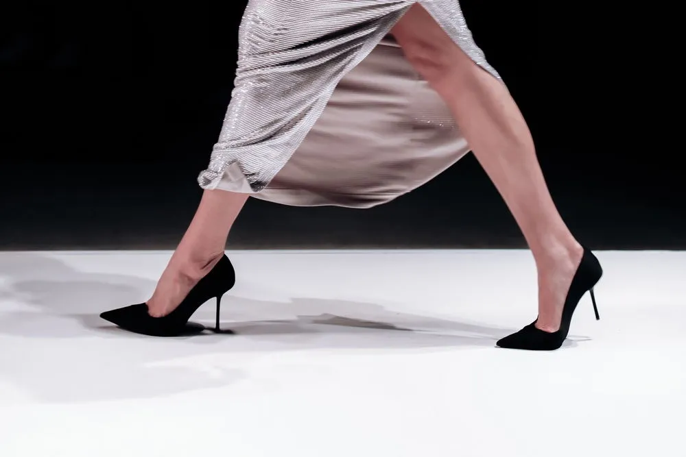 prawidłowa postawa na obcasach