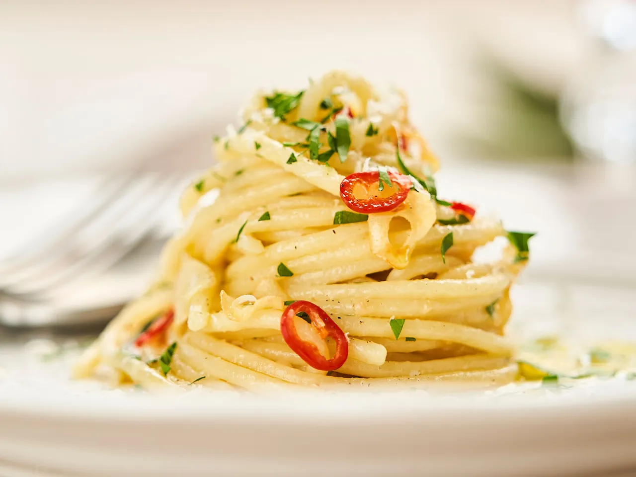 Zutaten f&uuml;r Spaghetti Aglio e Olio auf Holztisch