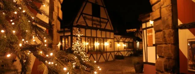 Ludzie na jarmarku bożonarodzeniowym w Norymberdze