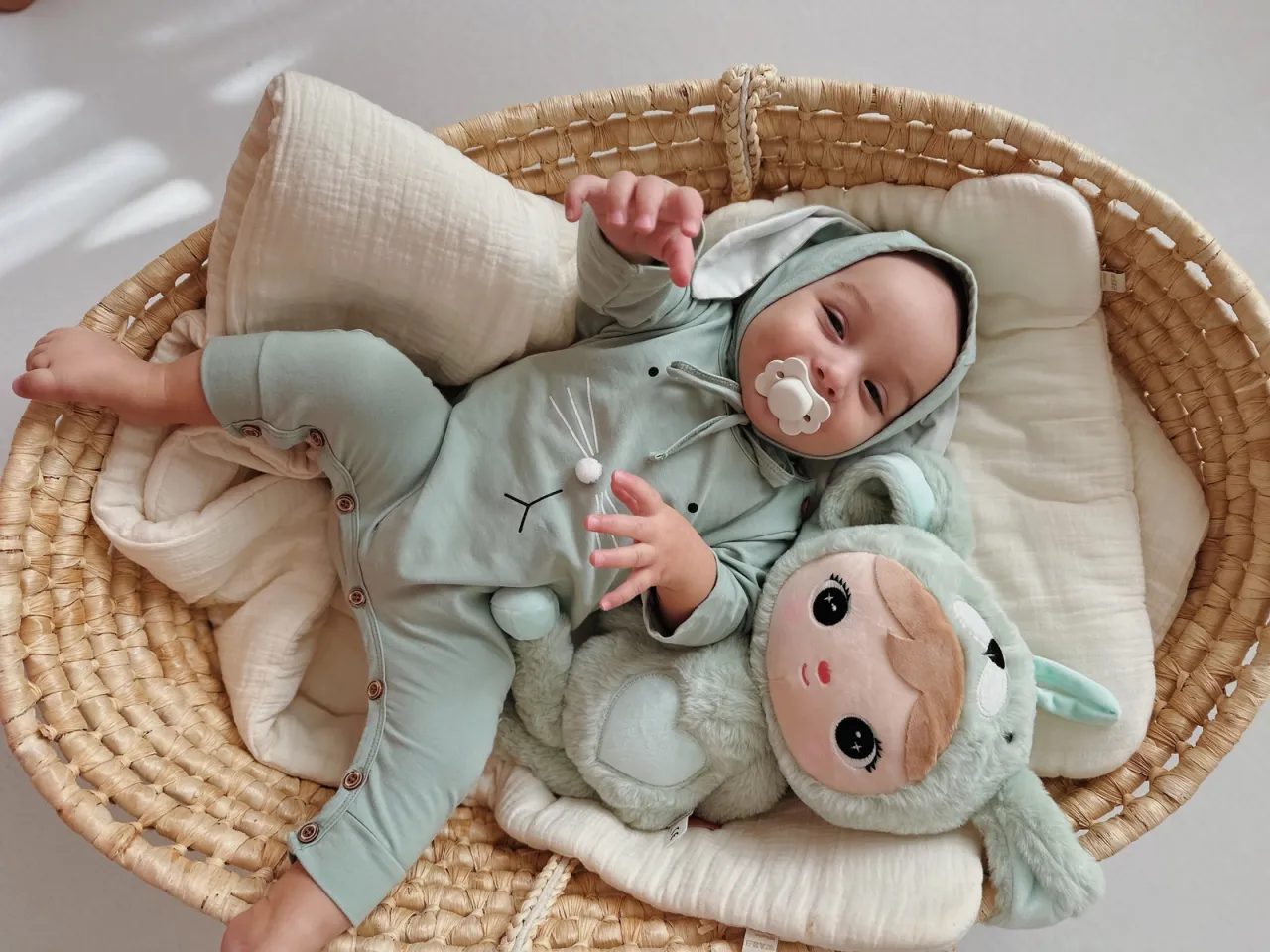 dziecko wybierające imię dla pluszaka zabawa