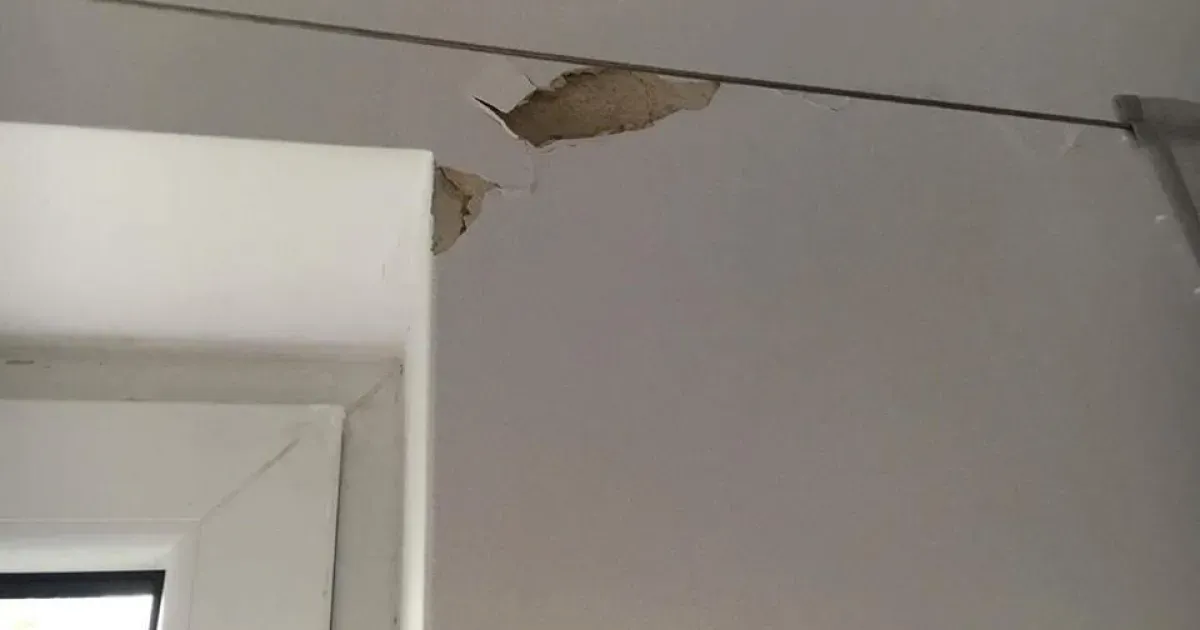 wady w nowym mieszkaniu, typowe usterki deweloperskie, pęknięcia ścian, zawilgocenie