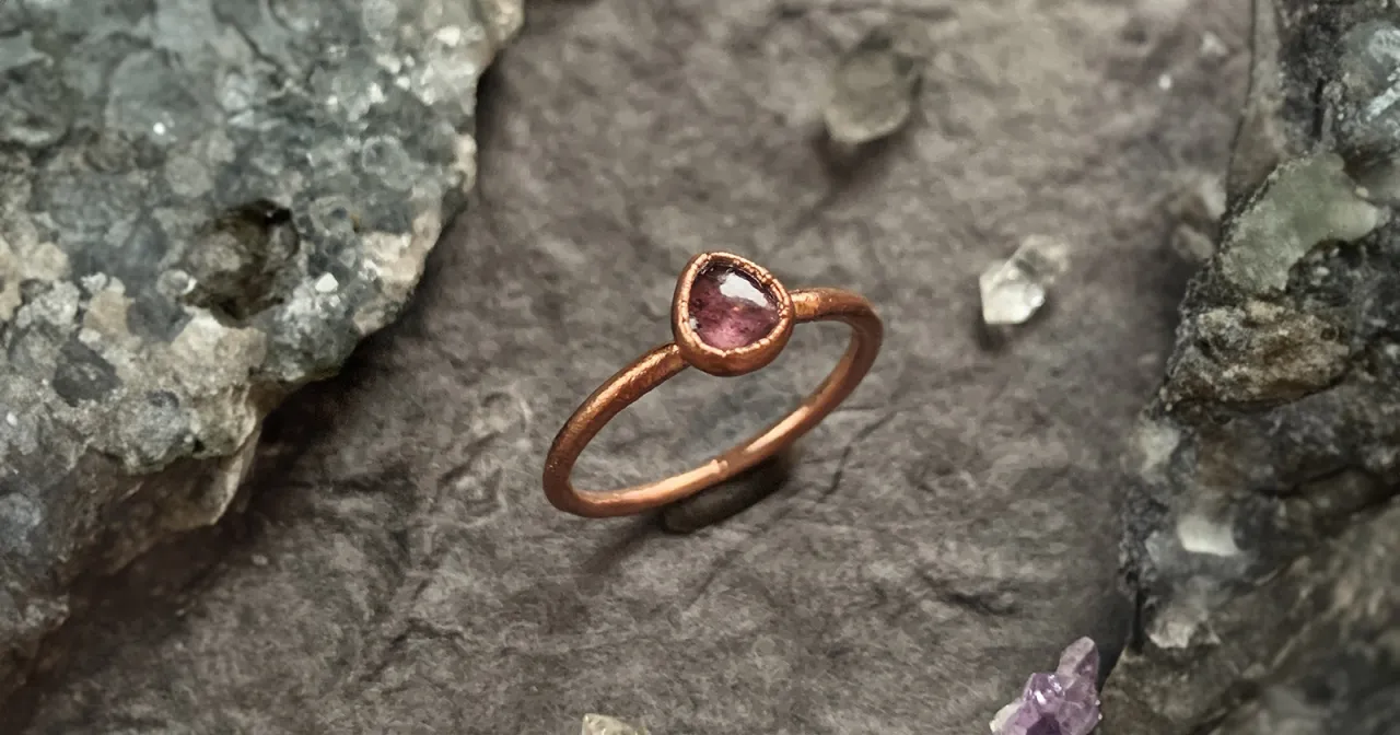 miedziana biżuteria przed i po czyszczeniu