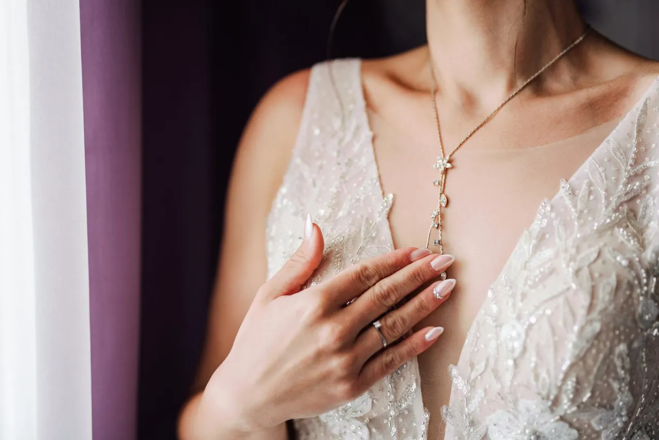 Biżuteria do dekoltu sukni ślubnej różne typy