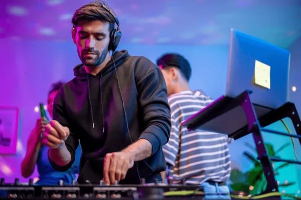 dj miksujący muzykę na konsoli