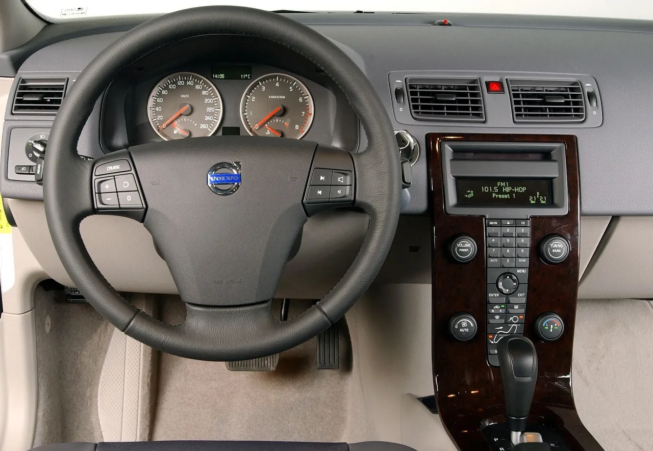 Volvo S40 II wnętrze konsola środkowa