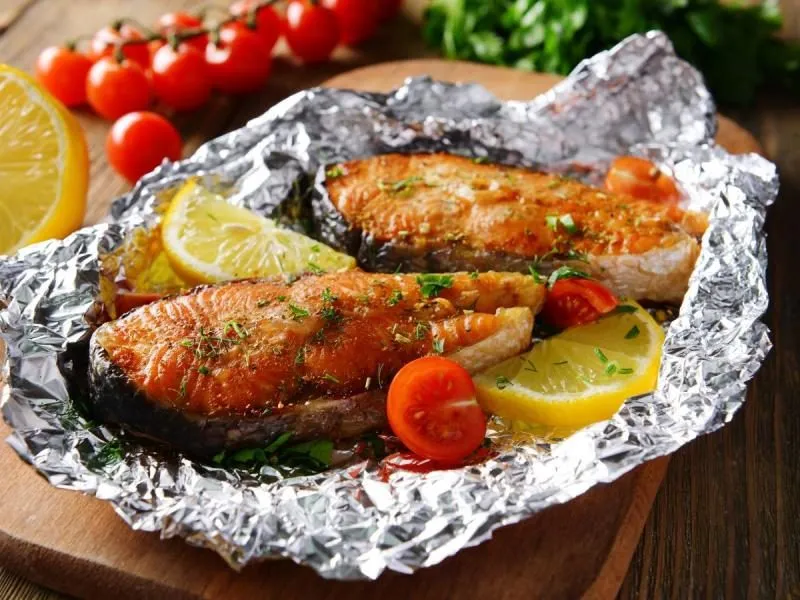 pieczenie ryby w folii aluminiowej i naczyniu żaroodpornym