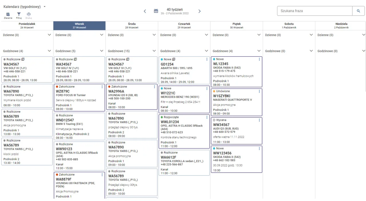 Nowoczesny warsztat samochodowy z tabletem