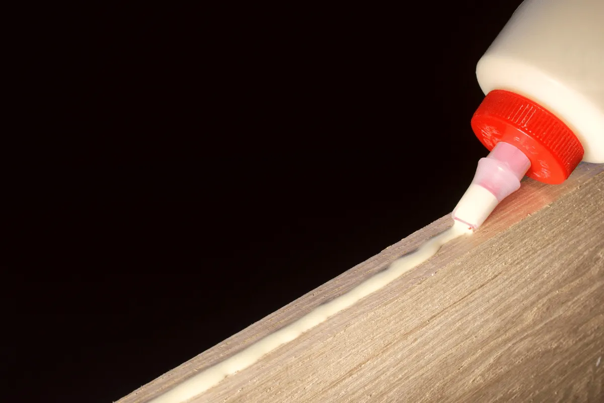Super Glue na meblu, plama kleju cyjanoakrylowego