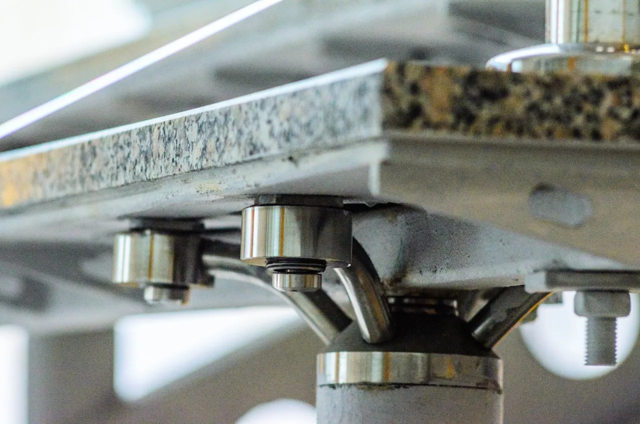 kotwy mechaniczne i chemiczne do bramy przesuwnej porównanie