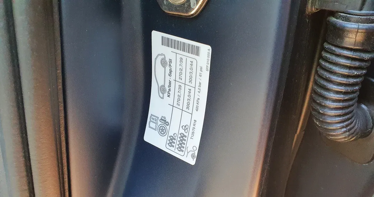 naklejka ciśnienie w oponach samoch&oacute;d słupek B