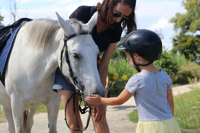 Instruktor jeździectwa prowadzący zajęcia z dziećmi