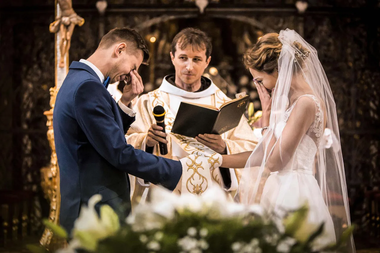 Wzruszeni para młoda podczas ślubu. Zastanawiasz się, ile bierze fotograf za wesele? Taka chwila jest warta każdej ceny.