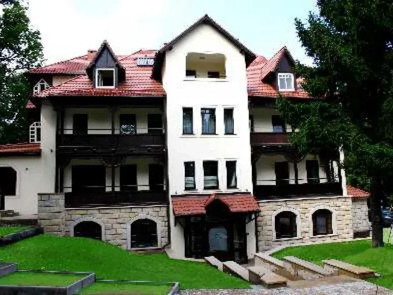 Sanatorium Stary Zdrój Polanica Zdrój wejście budynek