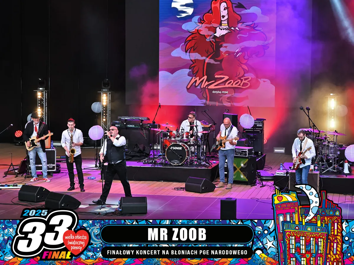 Zesp&oacute;ł Mr. Zoob na scenie, wokalista śpiewa 