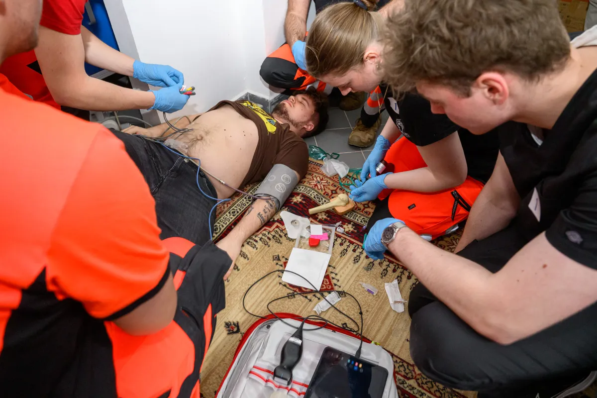 Student ratownictwa medycznego na symulacji medycznej