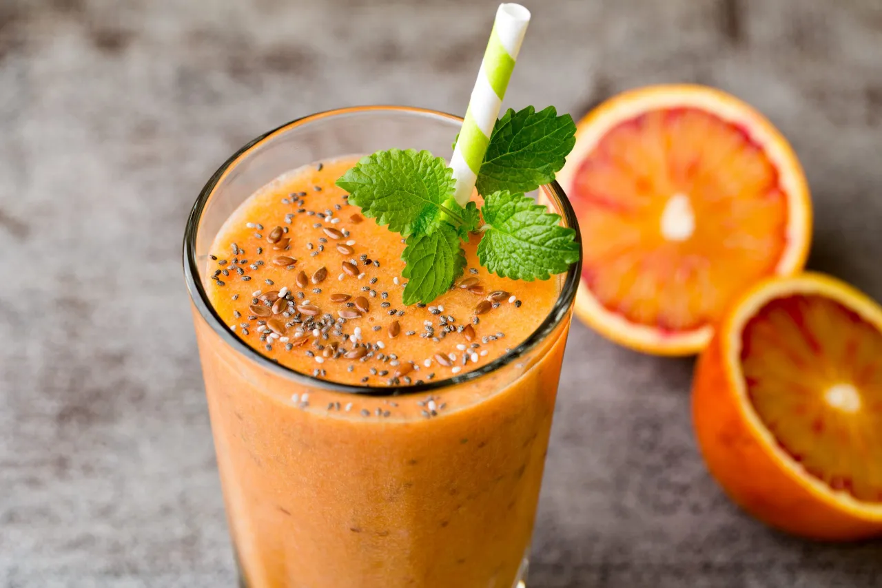 świeże pomarańcze i koktajl