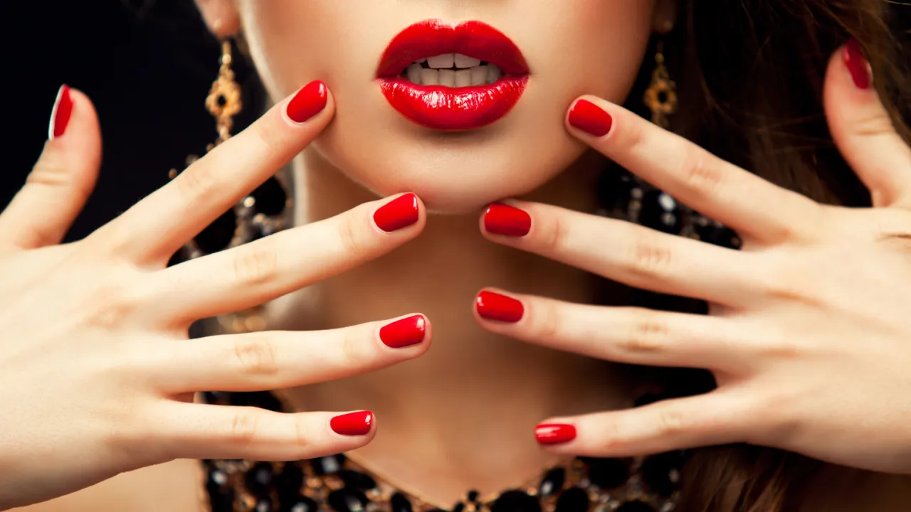 Paznokcie klasyczne czerwone i nude