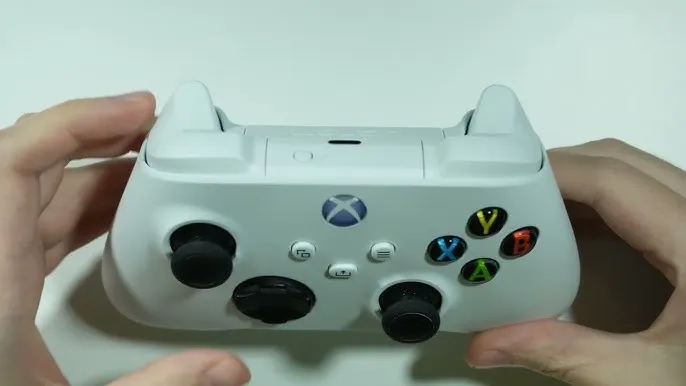 Przycisk parowania na konsoli Xbox Series X i kontrolerze