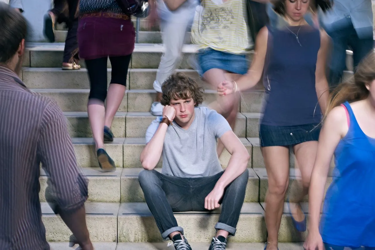 osoba z lękiem przed bliskością, samotność w tłumie