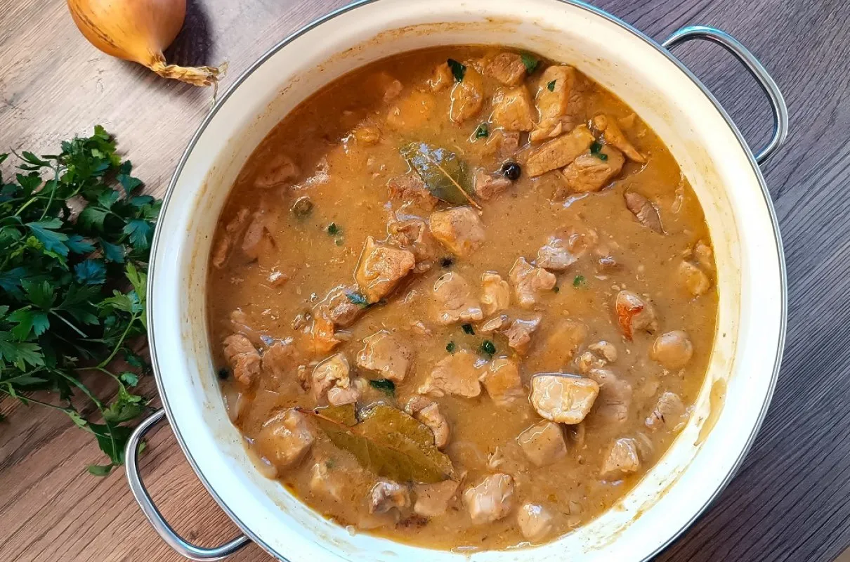 Pyszny sos z mięsa wieprzowego, idealny do obiadu. Oto jak zrobic sos z mięsa wieprzowego krok po kroku.