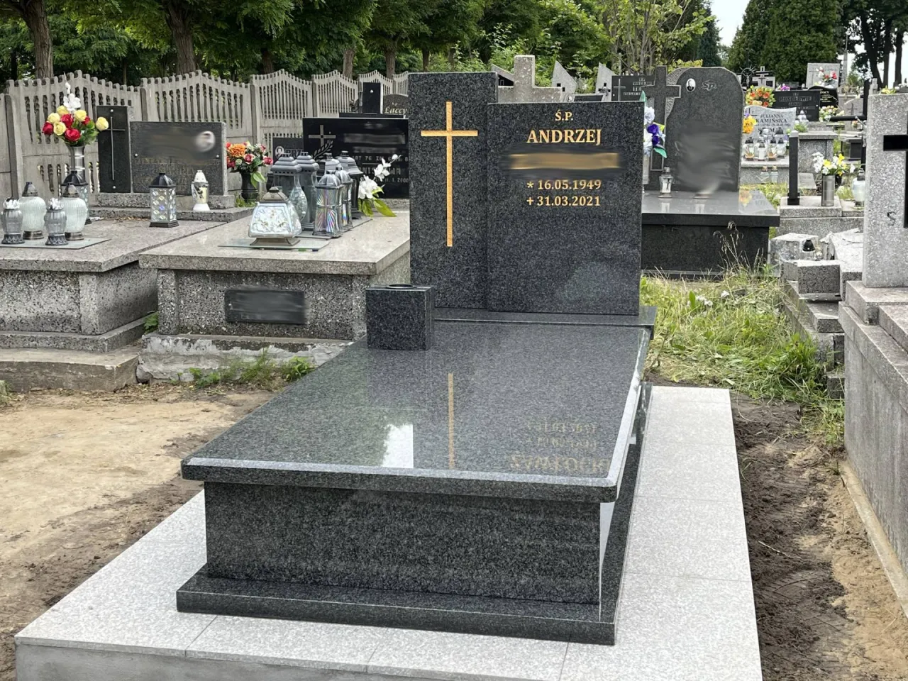 porównanie materiałów na nagrobki