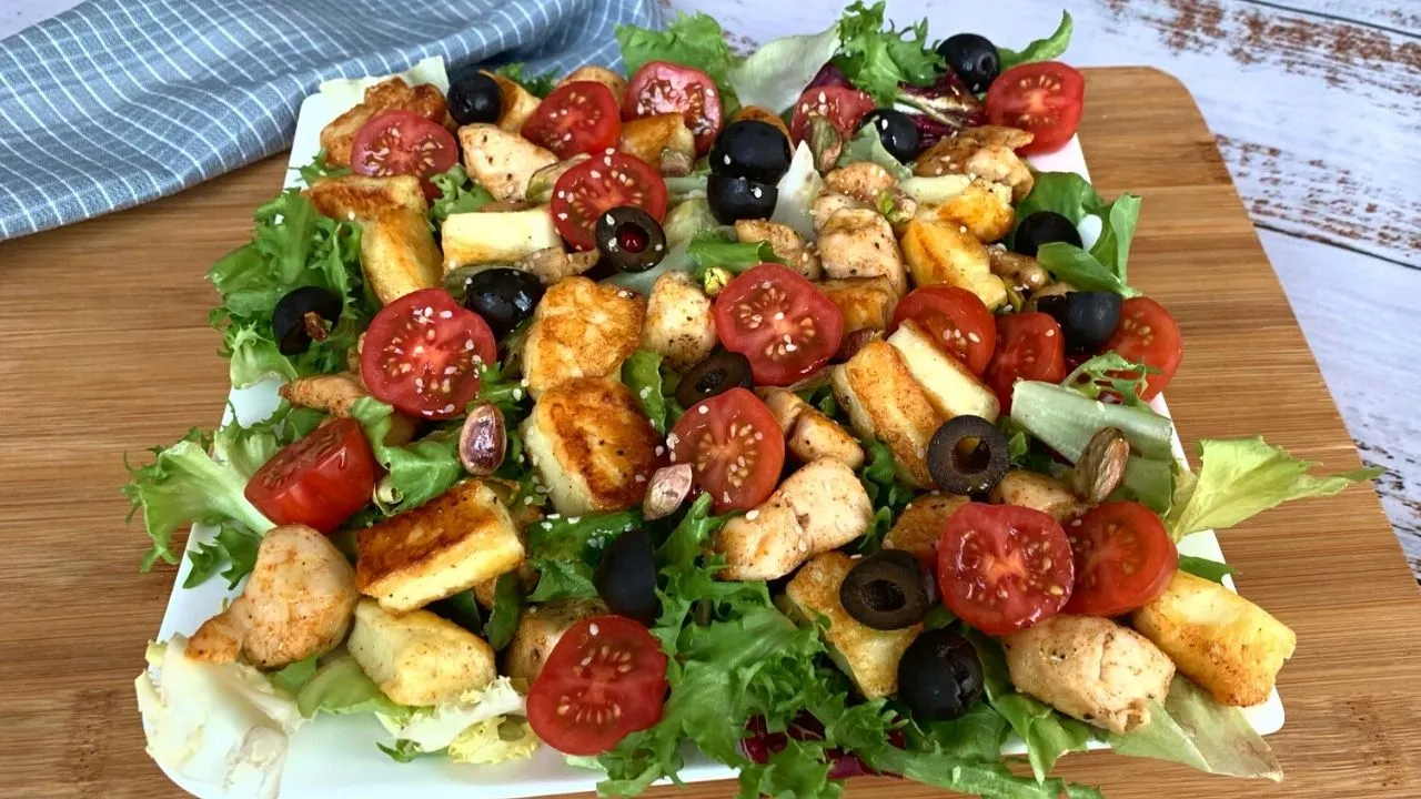 sałatka grecka z kurczakiem i halloumi