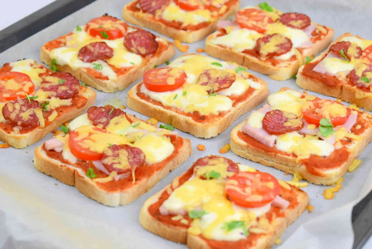 zapiekanka z chleba tostowego i mini pizza na tostach