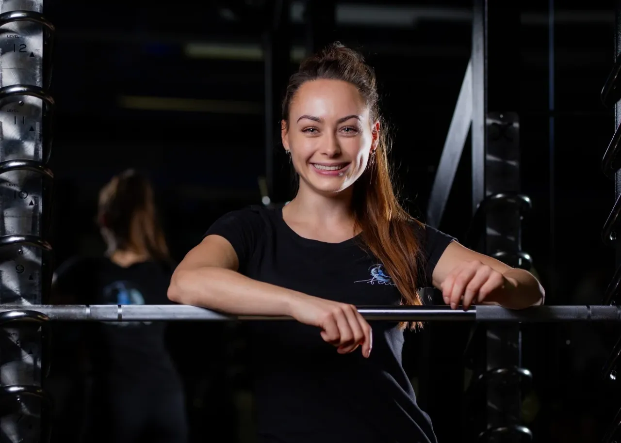 Osoba ćwicząca codziennie z uśmiechem