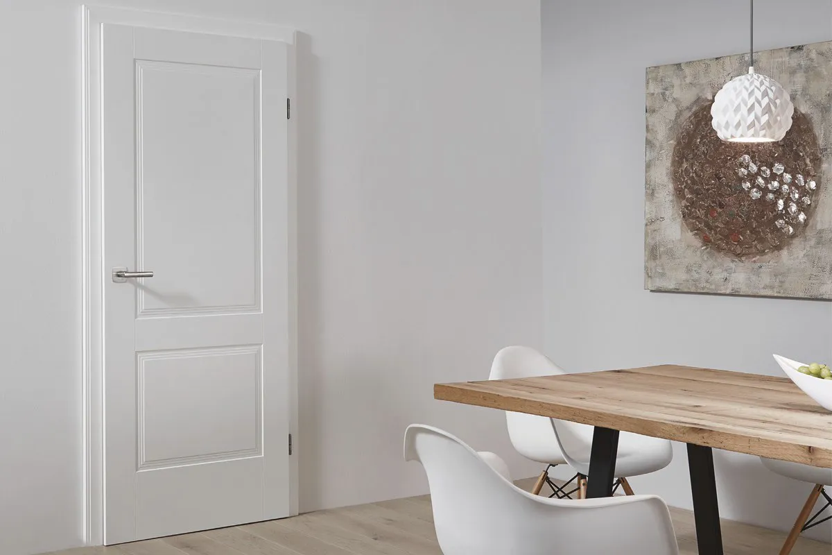 Uszkodzone białe drzwi po czyszczeniu, porysowane drzwi, zacieki na białych drzwiach