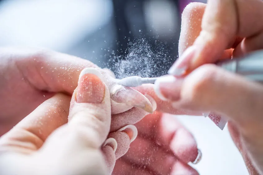Zdjęcie Jak bezpiecznie ściągnąć paznokcie żelowe w domu bez uszkodzeń – proste metody