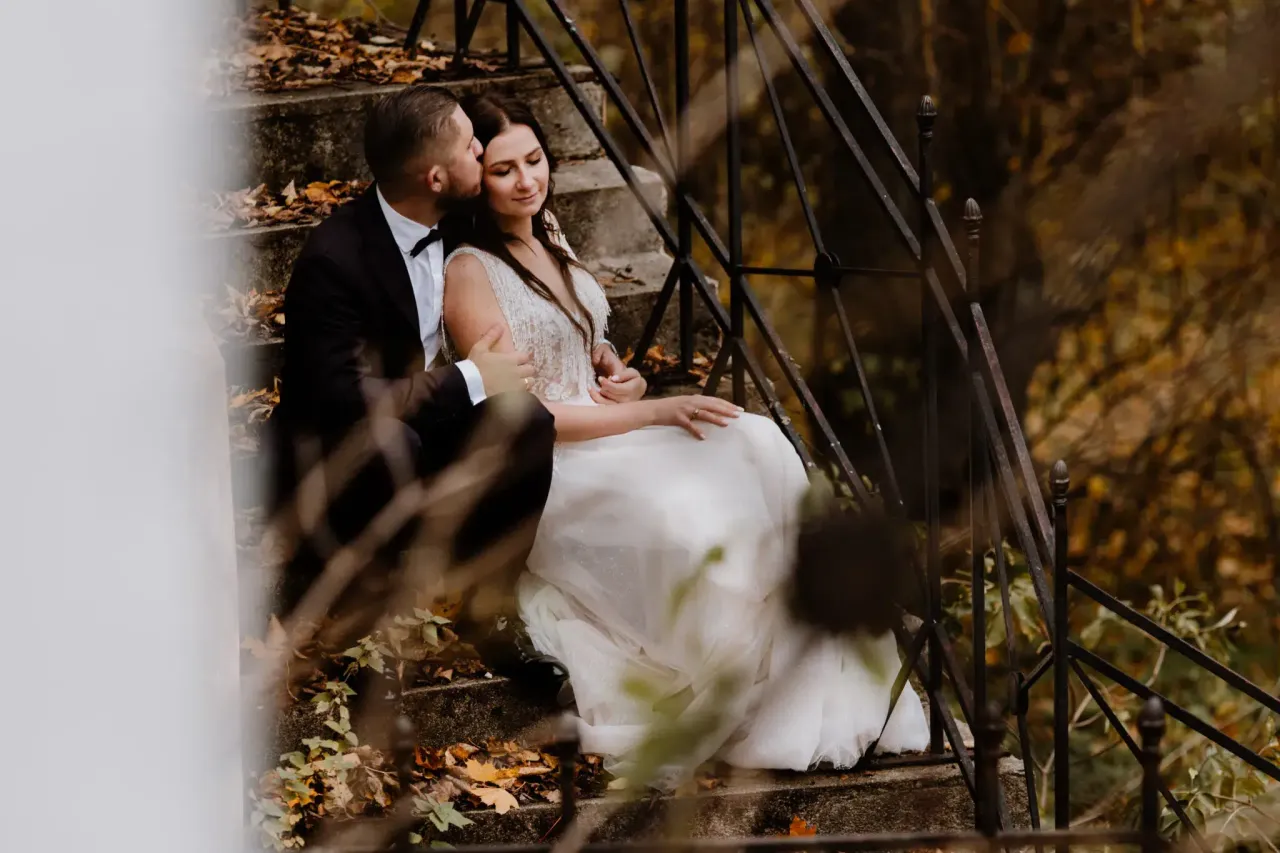 para młoda pisząca maila do zespołu weselnego