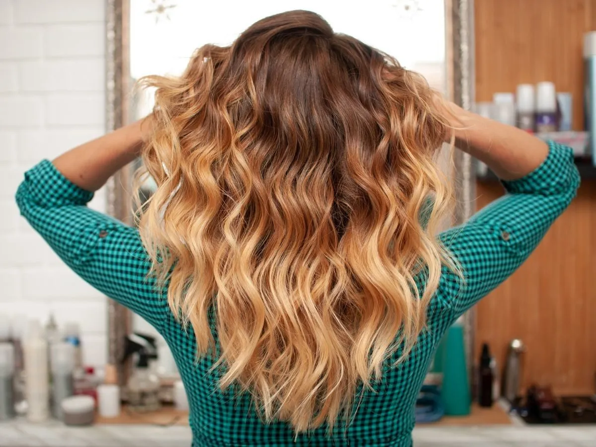 Delikatne loki na wesele, idealne na specjalną okazję. Fryzura z ombre dodaje blasku.