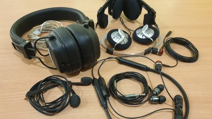 r&oacute;żne typy słuchawek bezprzewodowych nauszne douszne dokanałowe