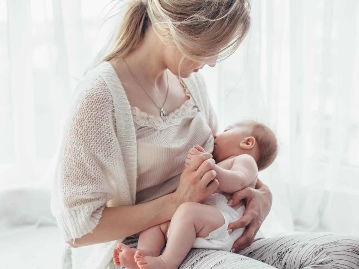 Spokojne dziecko śpiące w łóżeczku, matka obok
