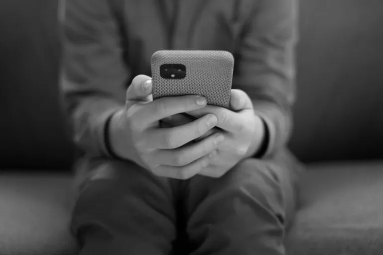 osoba uzależniona od telefonu smutna