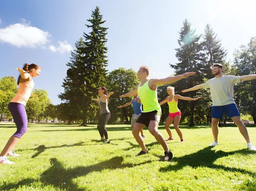 Ludzie uprawiający różne formy aktywności fizycznej na świeżym powietrzu