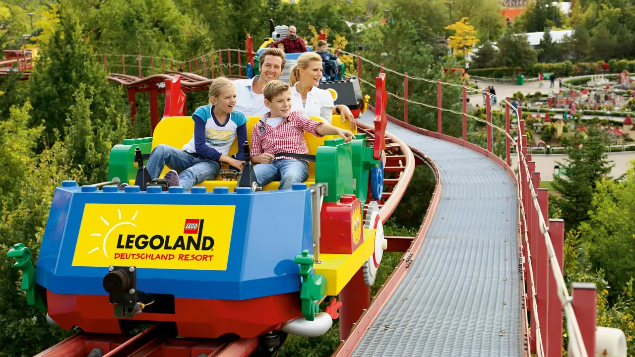 Enfants jouant avec des constructions LEGO g&eacute;antes &agrave; Legoland Deutschland