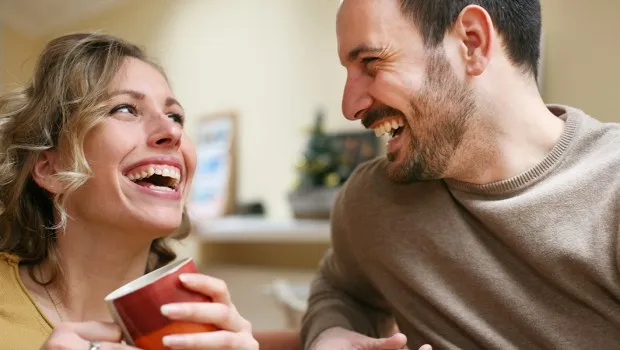 szczęśliwa para rozmawia, kobieta z pasją