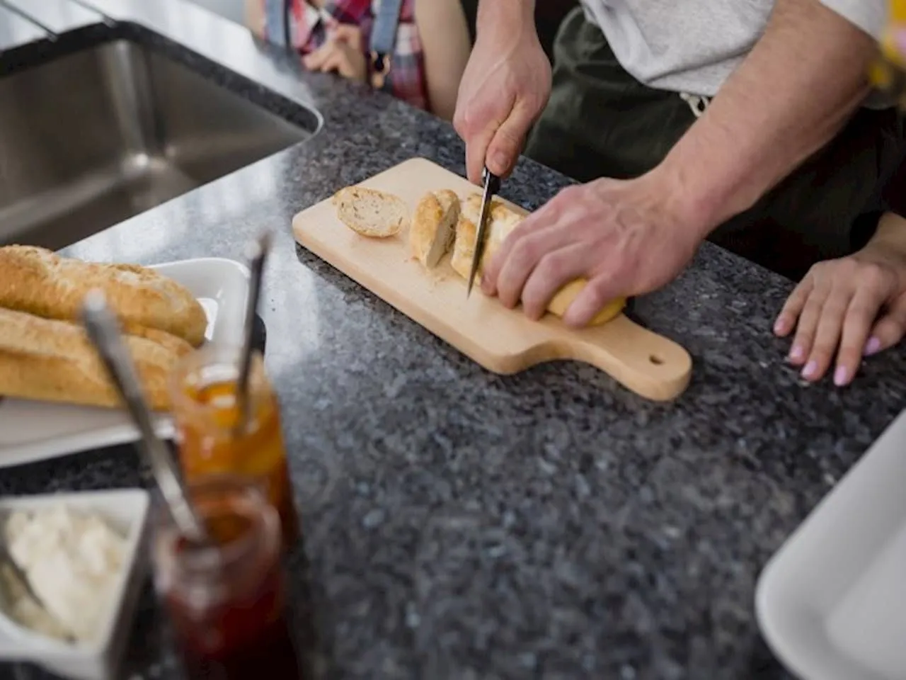 dziecko gryzące sk&oacute;rkę chleba